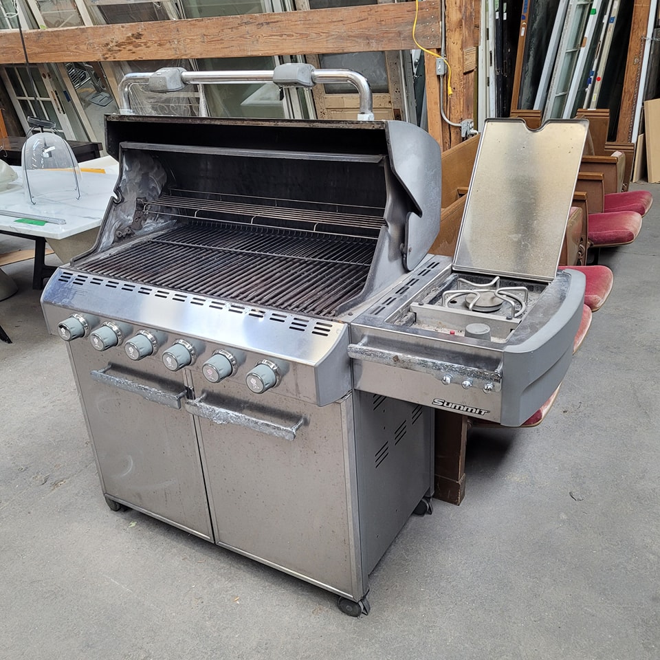 Weber Summit E 670