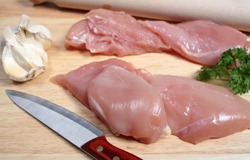 Raw peitos de frango