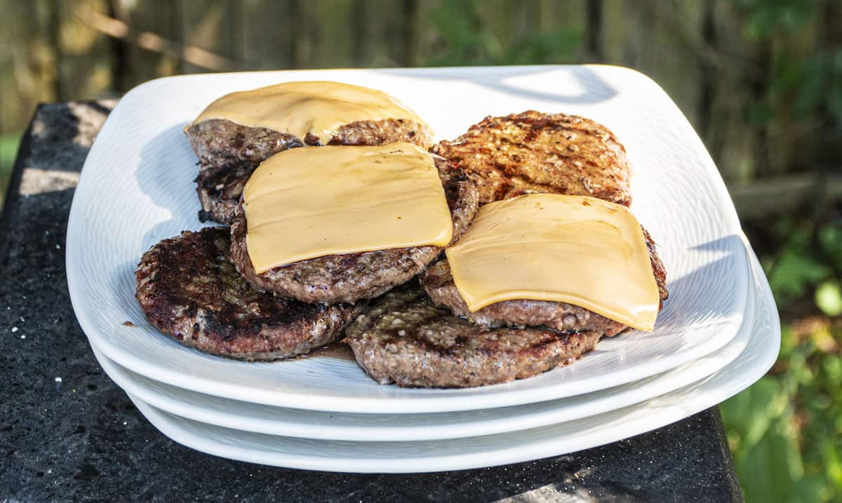 How To Keep Hamburgers Warm & Moist After Grilling
