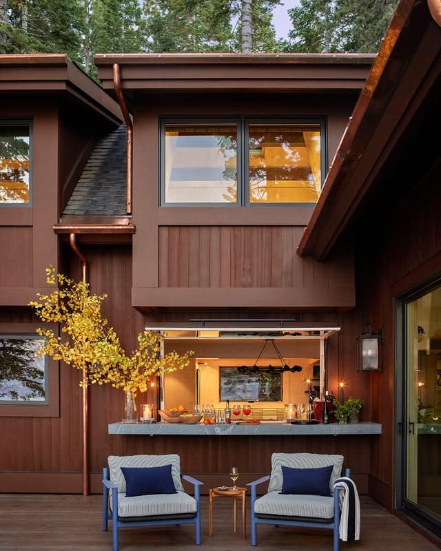 Backyard Decor With Seasonal Colors