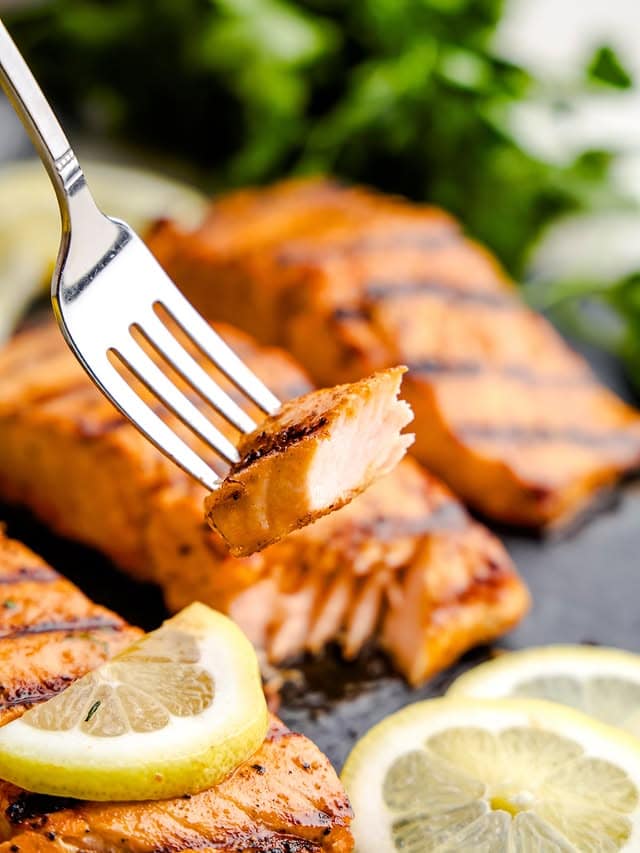 Lemon Garlic Grilled Salmon With Crispy Skin