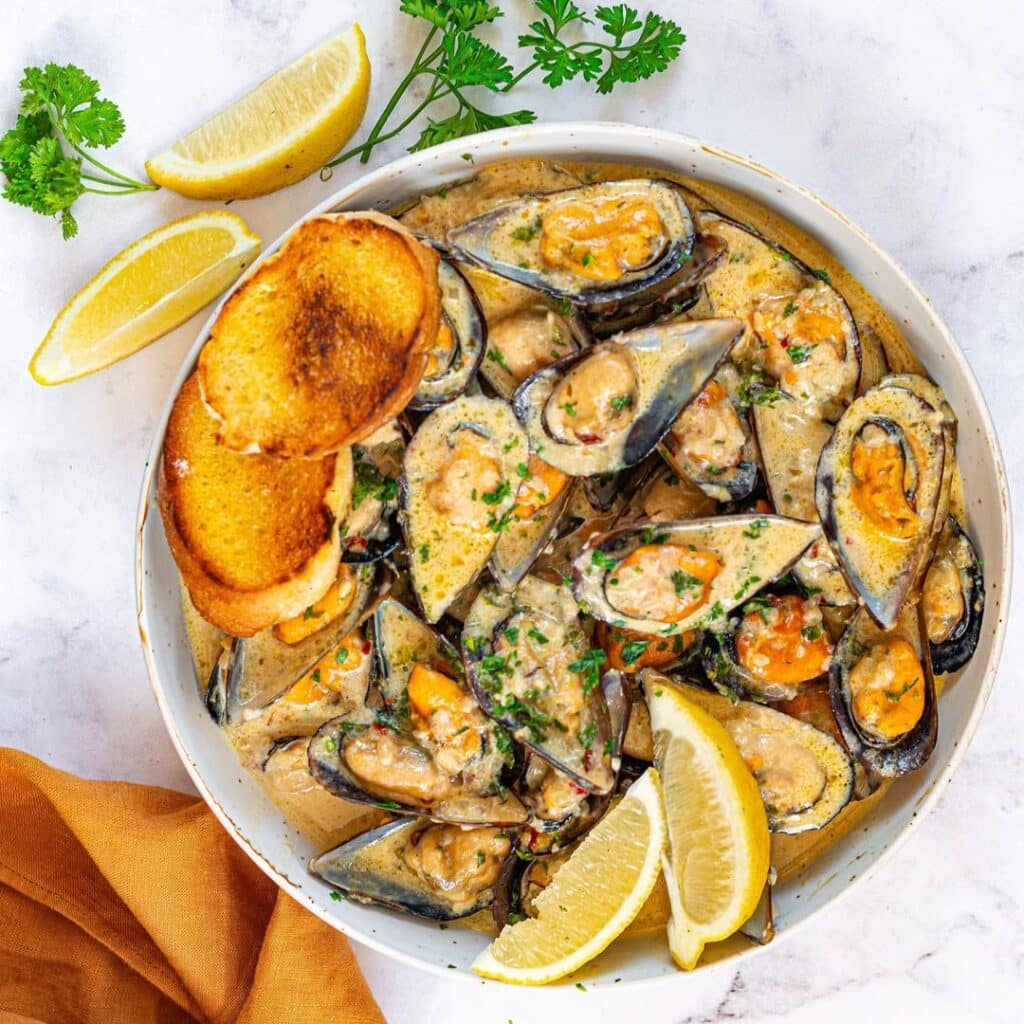 12 No-Fuss Seafood Recipes You’ll Love Cooking For Days On End 10 Garlic Lemon Mussels