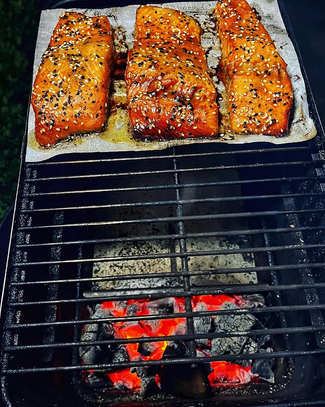 The Best Way To Smoke Salmon On A Pellet Grill (Beginners Welcome) 3 Marinated Salmon Pieces In Charcoal Grill