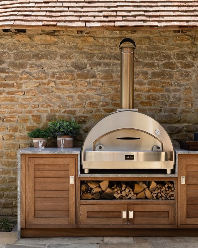 outdoor kitchen with pizza oven