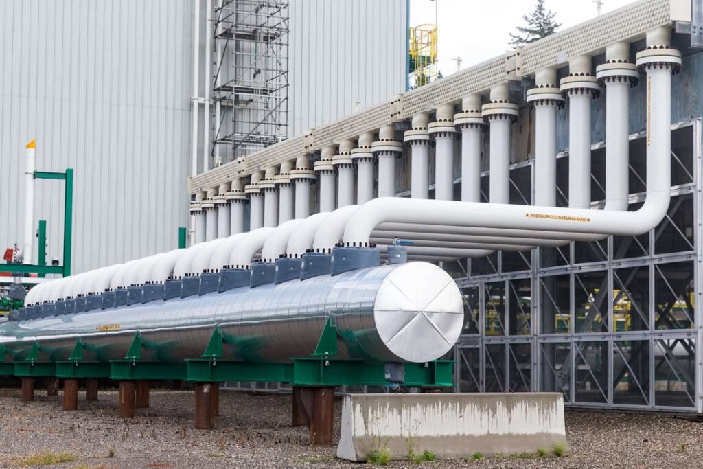 Lng Processing Plant And Delivery  Pipes